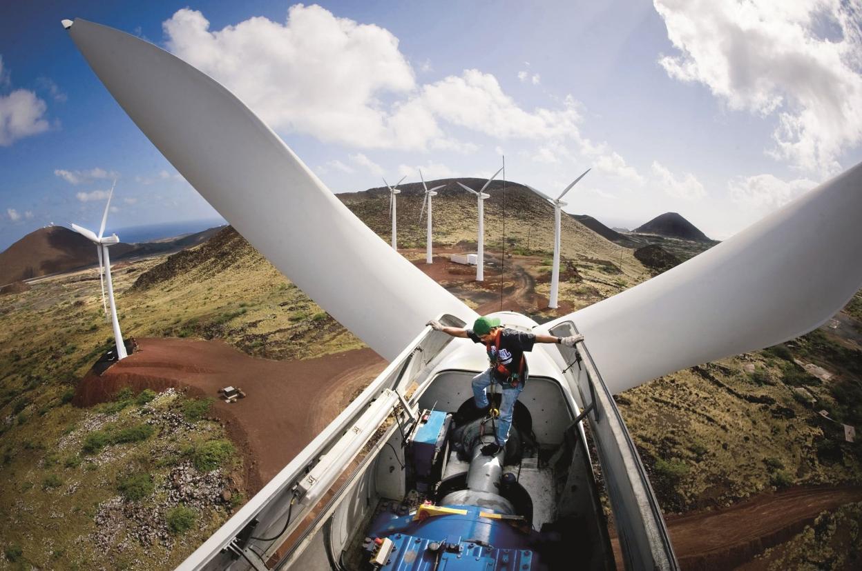 Un operario trabaja en un aerogenerador. 