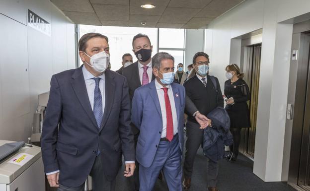 Luis Planas, Miguel Ángel Revilla y Guillermo Blanco, en la Consejería de Desarrollo Rural.