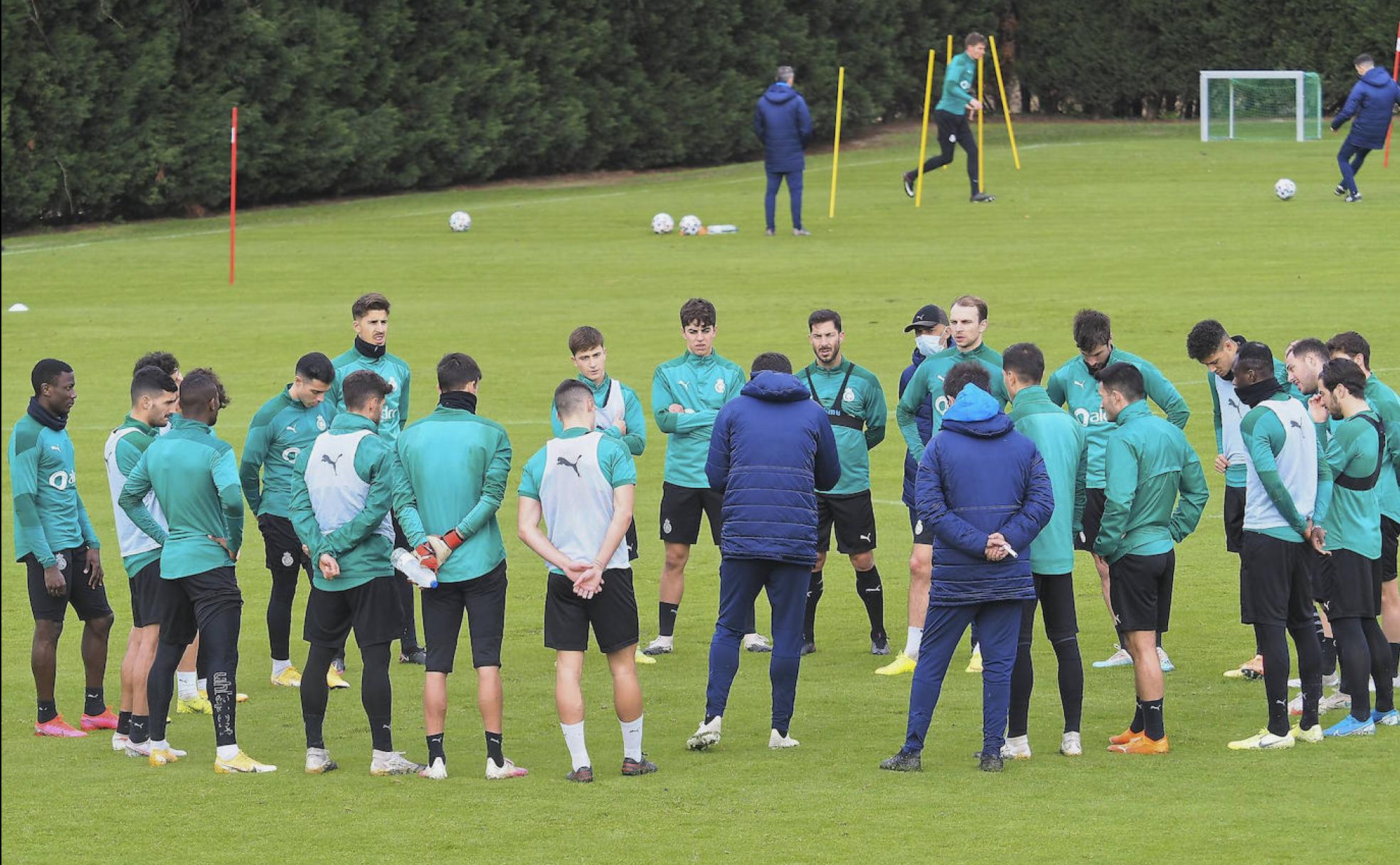 Los jugadores del Racing escuchan las palabras de Solabarrieta en el entrenamiento de este miércoles.