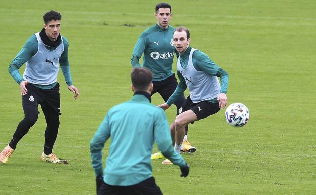 Lars Gerson, en el centro, durante su primera sesión como racinguista, junto a Capanni y Álvaro Bustos.