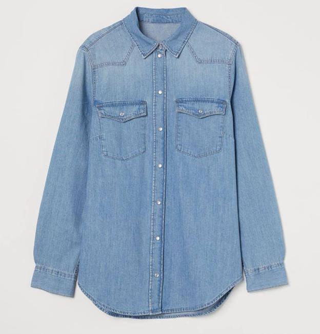 Camisa vaquera de H&M. (24,99 euros).