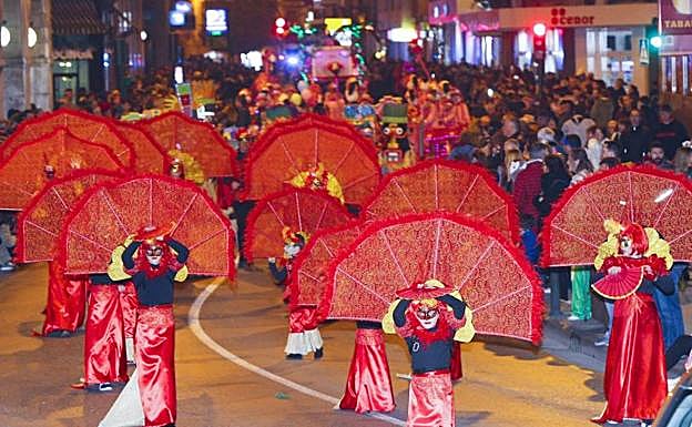 Imagen. Así fue el multitudinario desfile por Torrelavega.