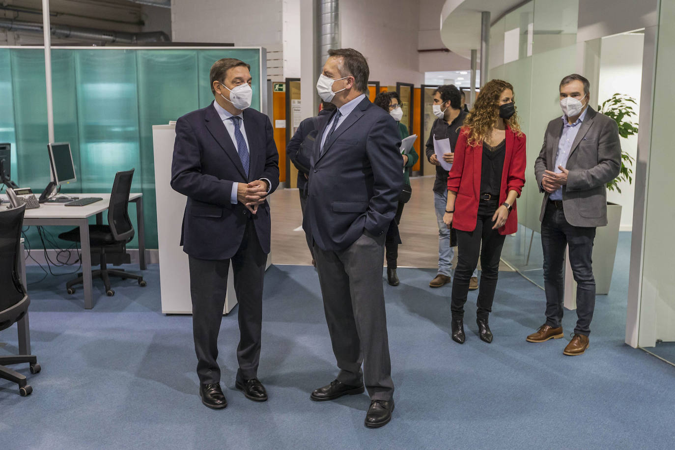 Luis Planas, Íñigo Noriega, Anabel Pascual, Daniel Martínez, Ainoa Quiñones y Alberto Santamaría, en la sede de El Diario en Santander.