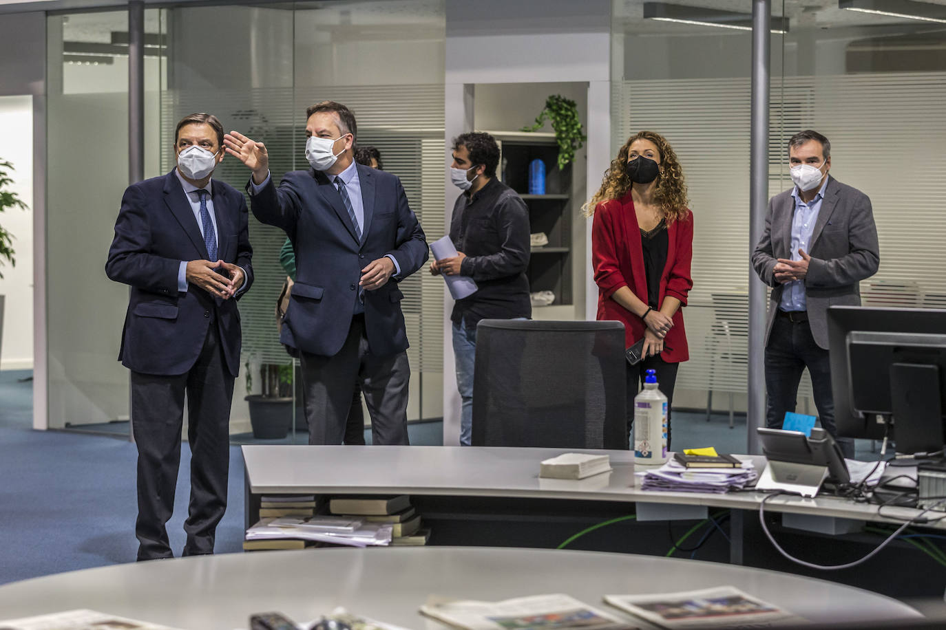 Luis Planas, Íñigo Noriega, Anabel Pascual, Daniel Martínez, Ainoa Quiñones y Alberto Santamaría, en la sede de El Diario en Santander.