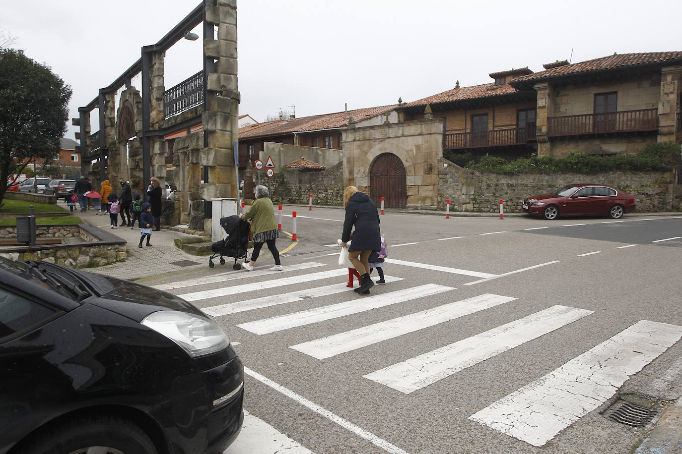 Padres y niños, a la salida del colegio, en Polanco.