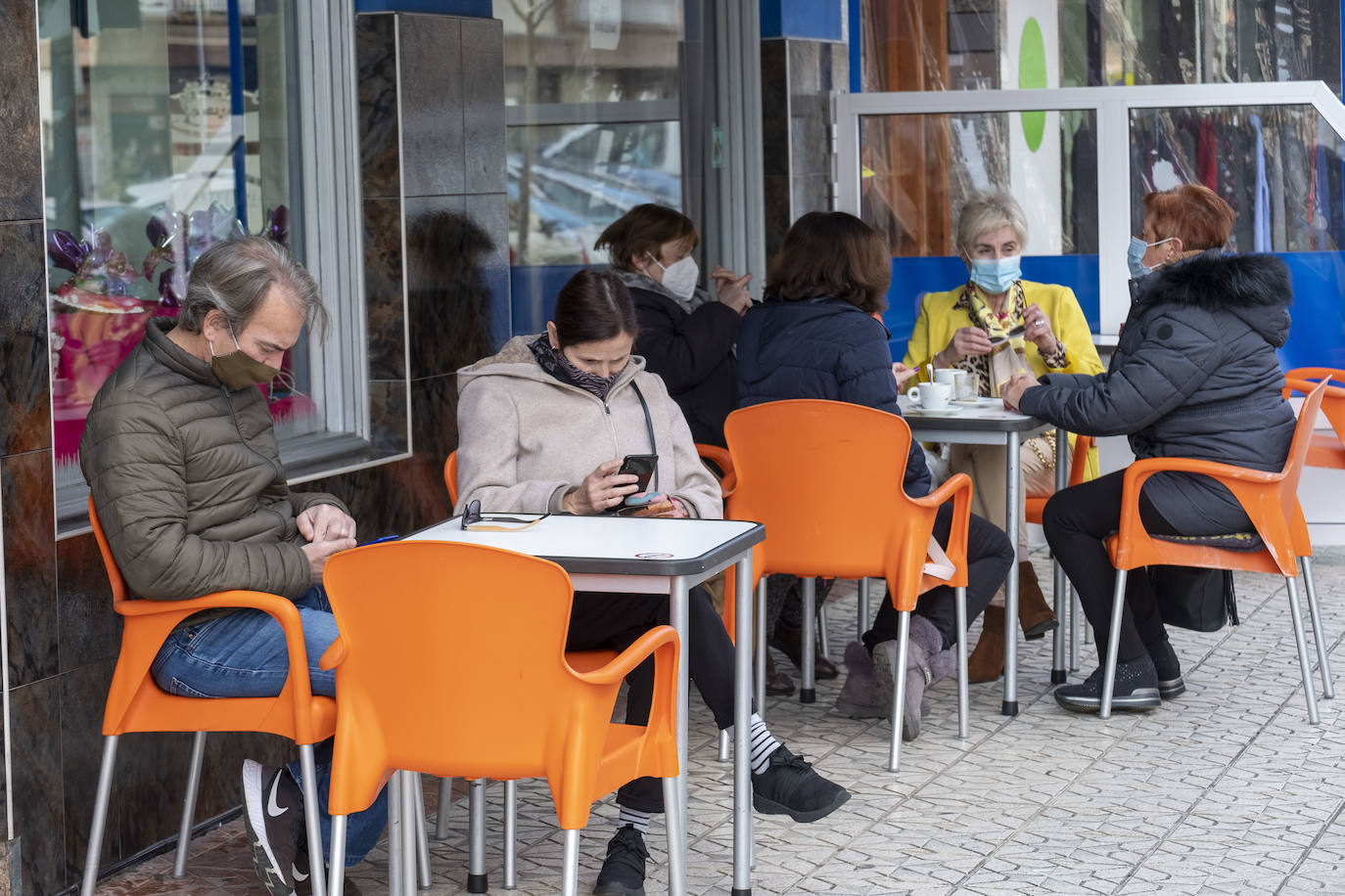 Vecinos con mascarilla en la terraza de un bar de Colindres