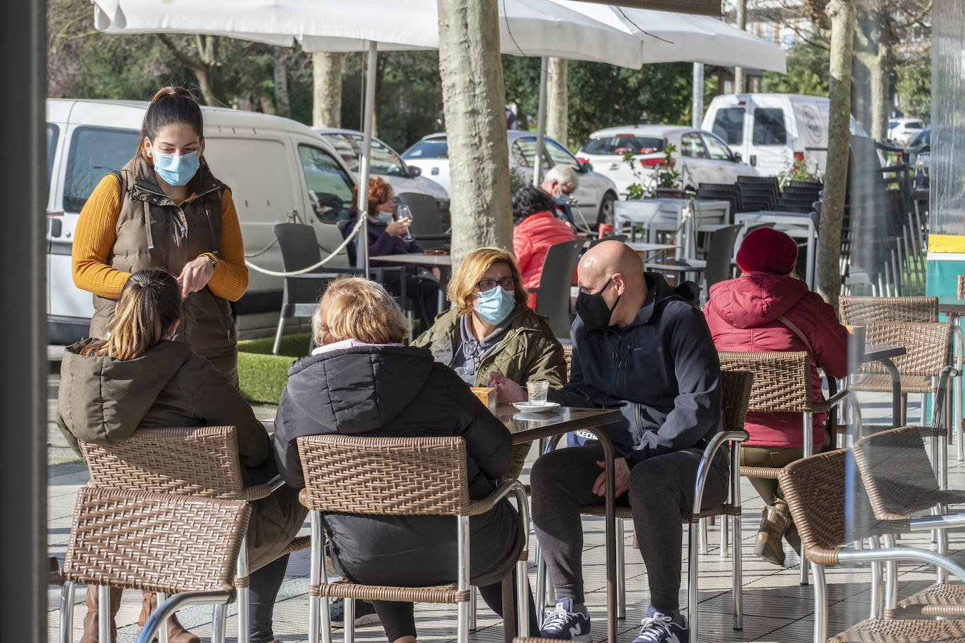 Clientes al sol en una terraza de Laredo.