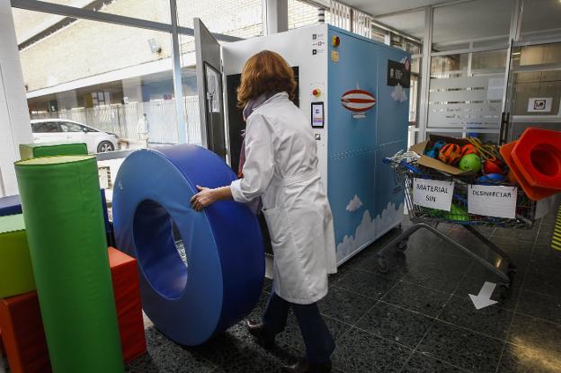 Material escolar dispuesto para desinfectar tras su uso en el colegio Sagrados Corazones. 