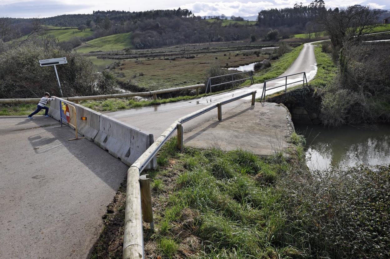 El puente permanecerá cerrado hasta que se acometan los trabajos que garanticen la seguridad.