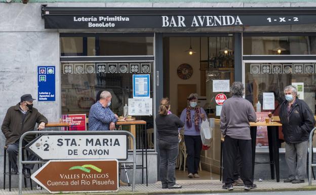 A la hora del blanco en un céntrico bar de Sarón.