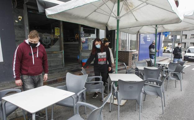 Clientes a punto de sentarse en la terraza de un bar de Polanco.