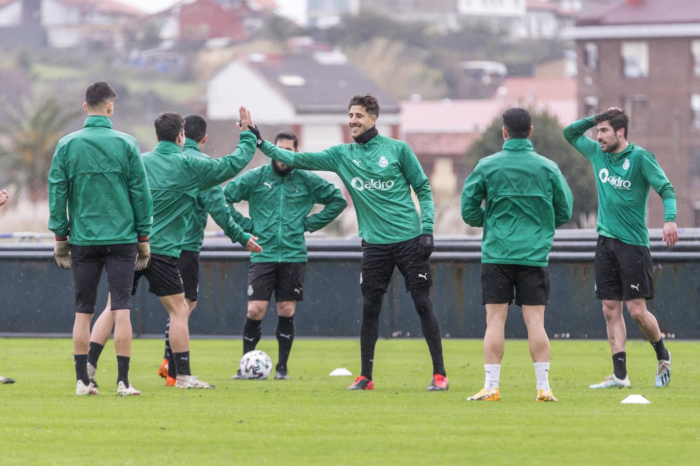 El Racing sigue con su puesta a punto y este viernes ha entrenado en La Albericia, a pesar de que este fin de semana no habrá partido.