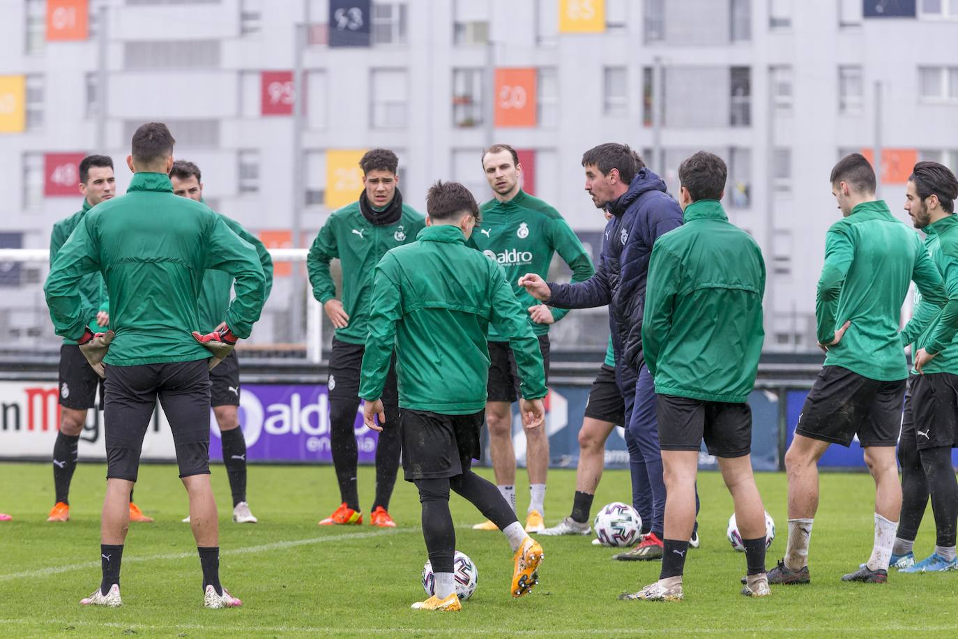 El Racing sigue con su puesta a punto y este viernes ha entrenado en La Albericia, a pesar de que este fin de semana no habrá partido.