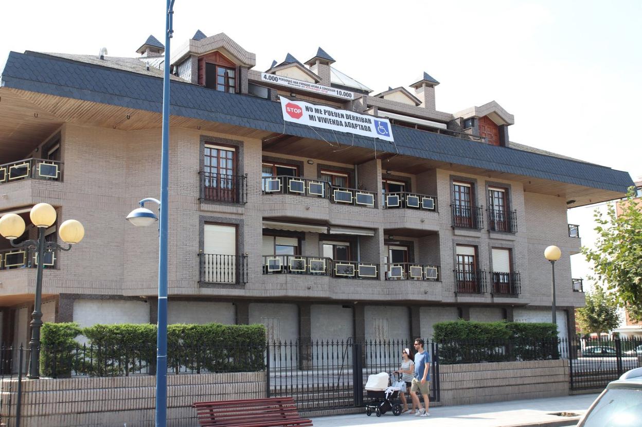 El Edificio Tenis de Laredo se encuentra situado en primera línea de playa. a. verano