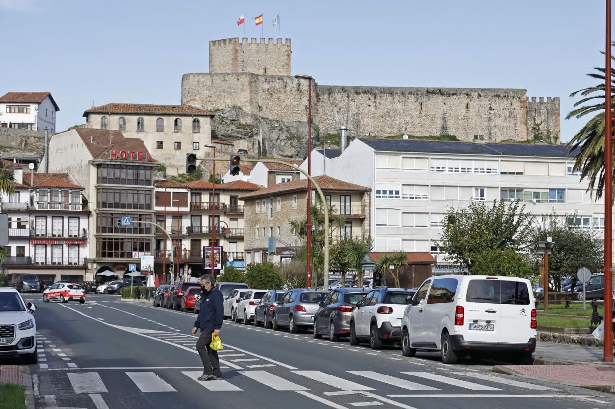 Avenida principal de la villa, con el castillo al fondo. 