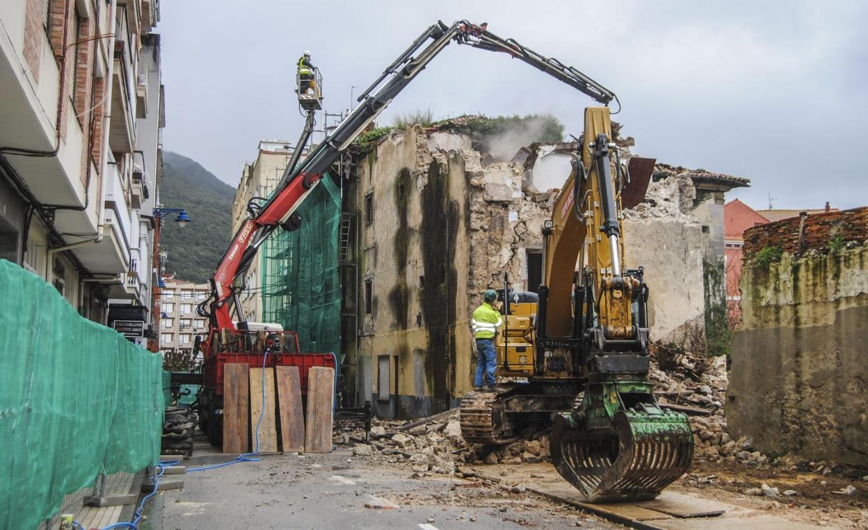 Dos palas excavadoras redujeron ayer a escombros el anexo del Palacio de Chiloeches. 