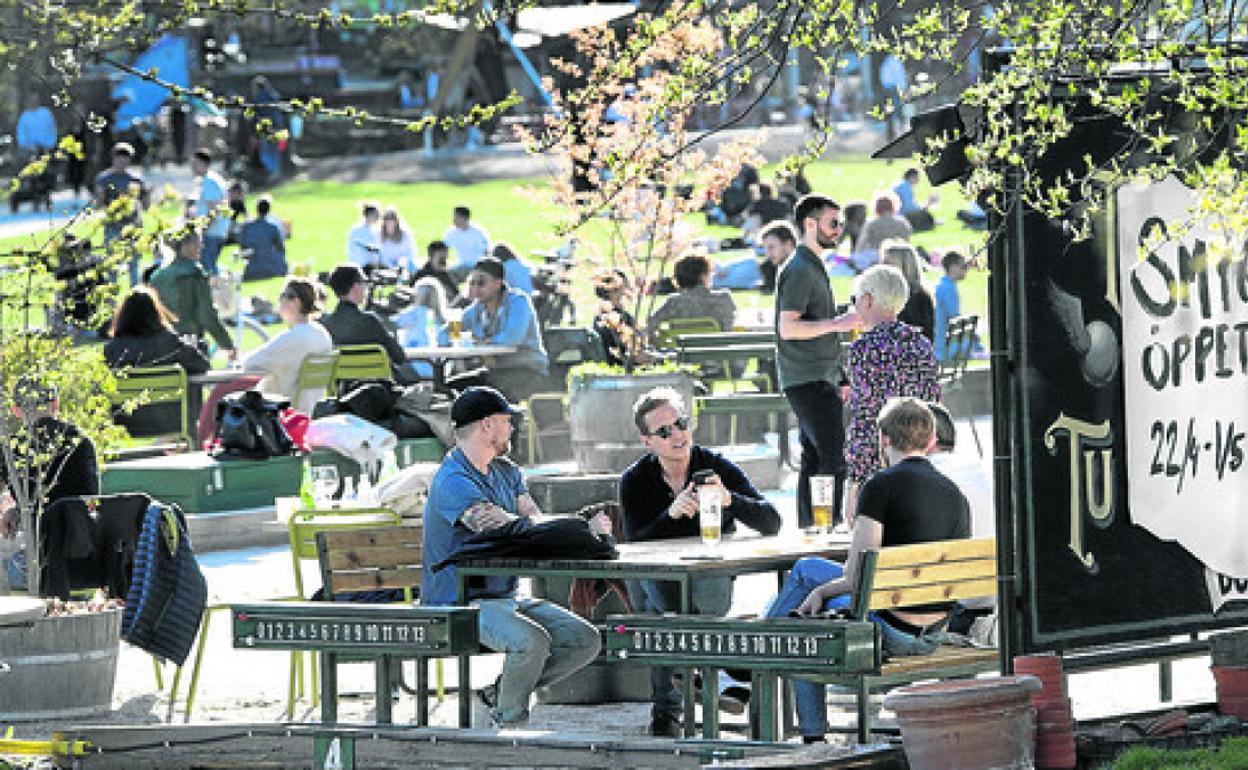 Ciudadanos suecos disfrutan de la primavera pasada en la terraza de un café en Estocolmo 