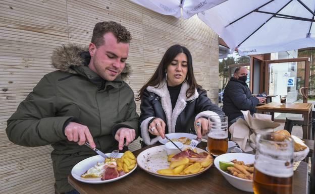 Juan Plaza y Rebeca García, amigos, mientras comen algo, ayer, en el restaurante Passarola. 