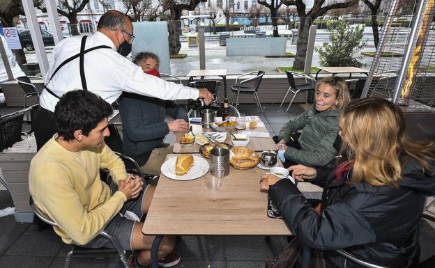 José San Román y su familia, este viernes comiendo en la terraza del restaurante ElMaremondo, en El Sardinero.