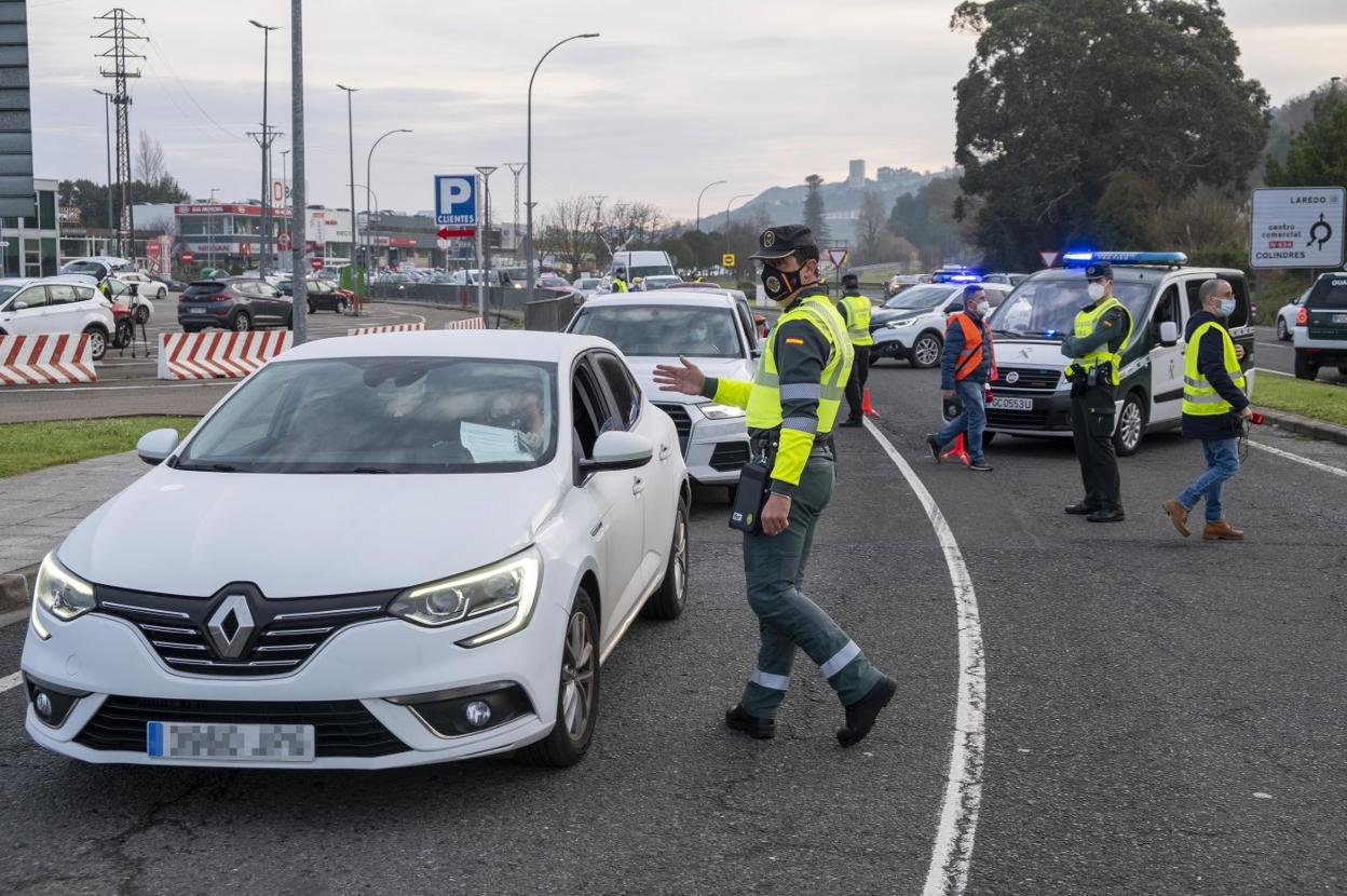 Control policial, durante el reciente confinamiento de Laredo y Colindres. 