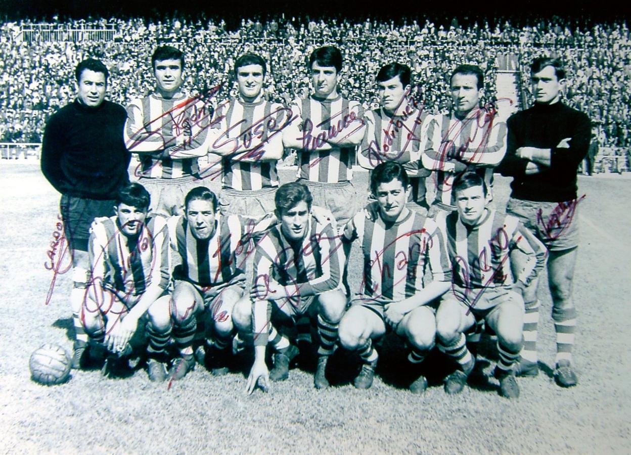 El equipo gimnástico que jugó en el Bernabéu en 1967. De izquierda a derecha, Cardoso, Rodríguez I, Susi, Cobo, Rodríguez II, Carlos e Ingelmo. Agachados, Badiola, Mateos, Gradín, Chani y Acero. 