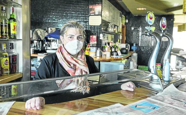 Concepción Herrera, impotente en la barra de su bar, totalmente cerrado por no tener terraza. 