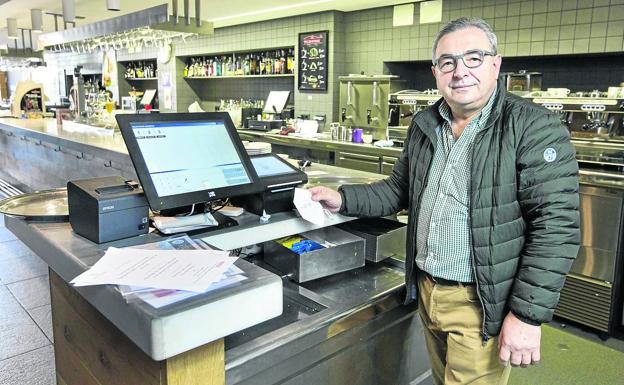 Jesús Bedoya, en el interior de la cafetería Picos de Europa,