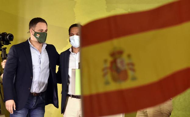 Santiago Abascal y el candidato de Vox, Ignacio Garriga, se dirigen a avalorar los resultados electorales de su partido el domingo por la noche.