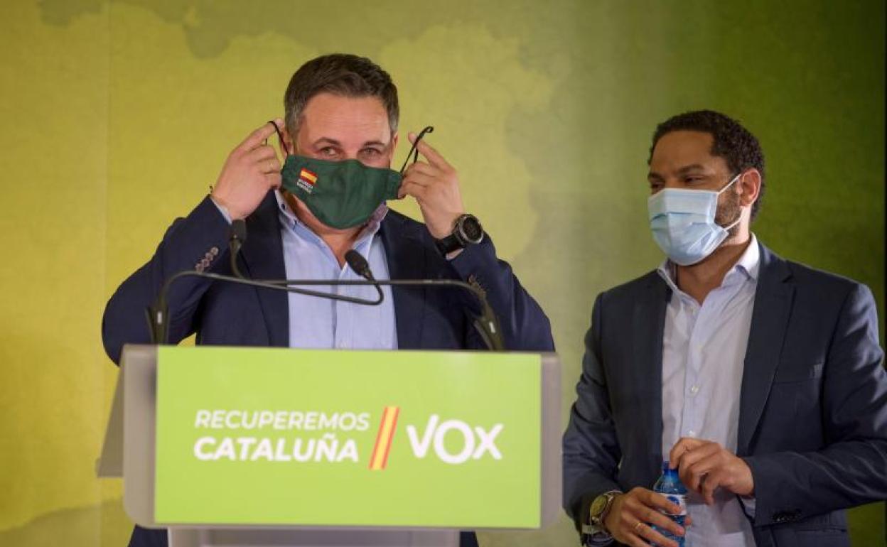 El líder de Vox, Santiago Abascal, y el candidato a la presidencia de la Generalitat, Ignacio Garriga, 