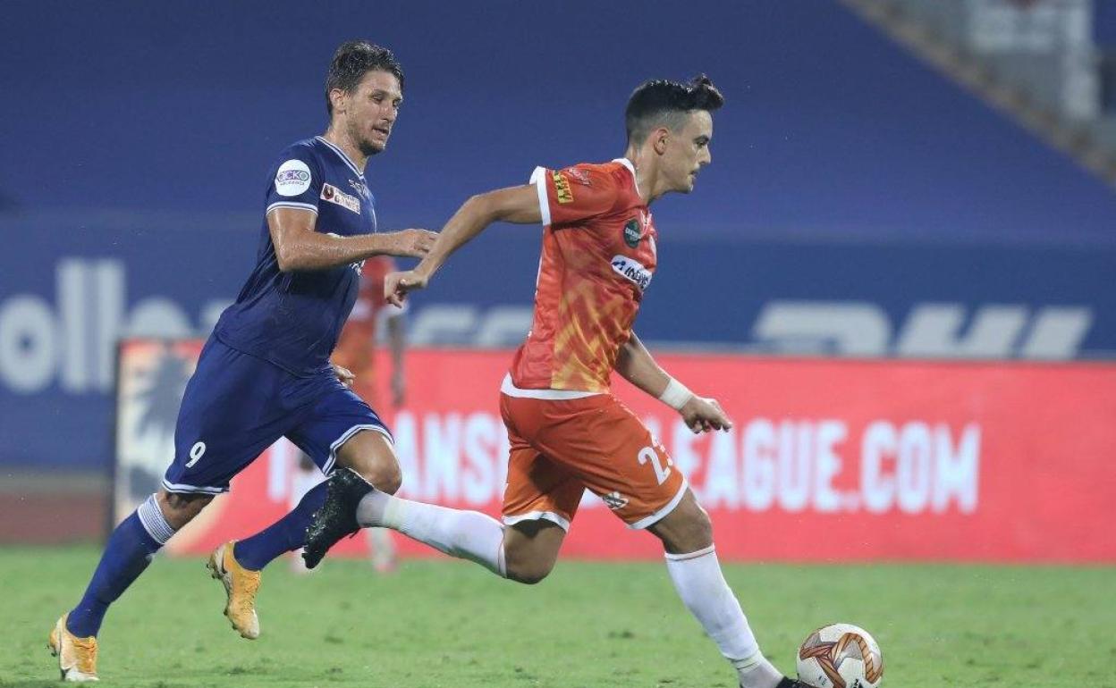 El cántabro, de rojo, durante el partido en cuestión.