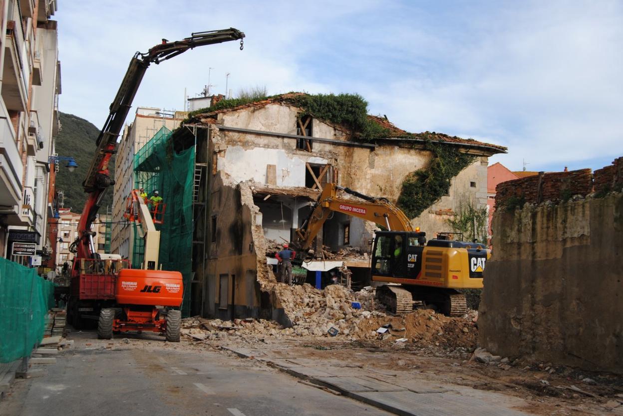 Los trabajos de demolición se encontraban en la tarde de ayer muy avanzados. DM