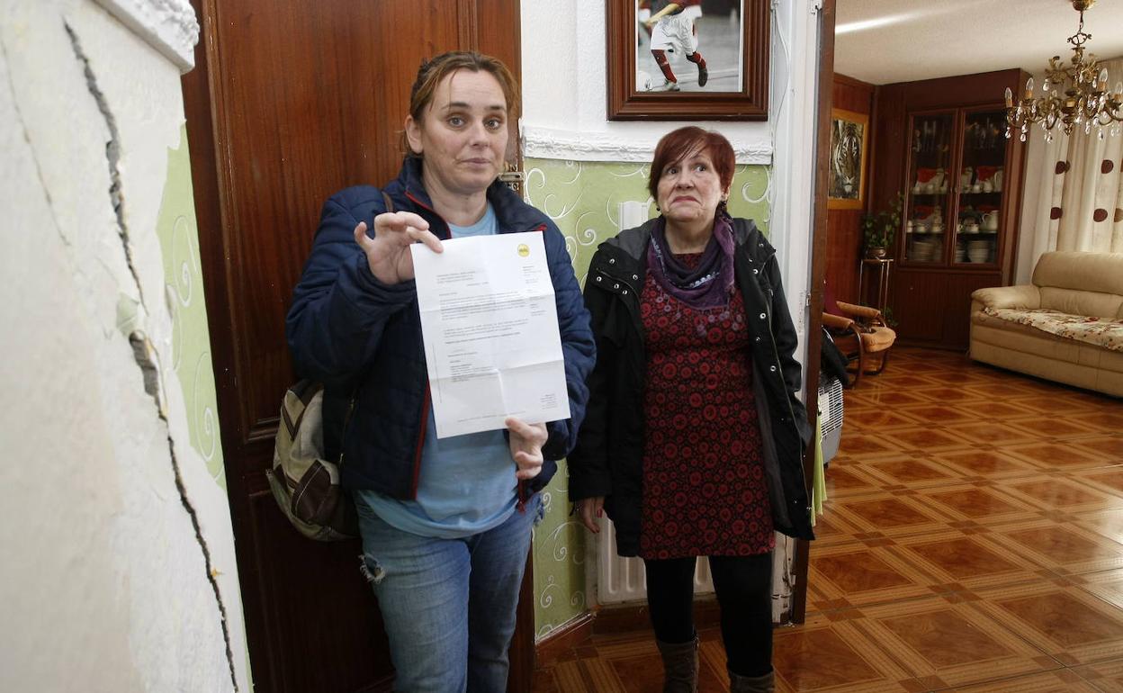 Dos de las vecinas del edificio de la calle Ronda Garcilaso que denunciaron la aparición de grietas en sus viviendas y alas que la justicia ha vuelto a dar la razón.