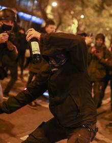 Imagen secundaria 2 - Los incidentes se saldaron con la quema de contenedores, heridos -en la imagen una mujer herida en un ojo en Barcelona, y lanzamiento de objetos contra los Mossos.