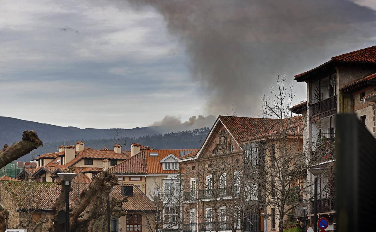 La gran humareda que provoca un incendio en el área de Valdáliga se ve desde Cabezón de la Sal.