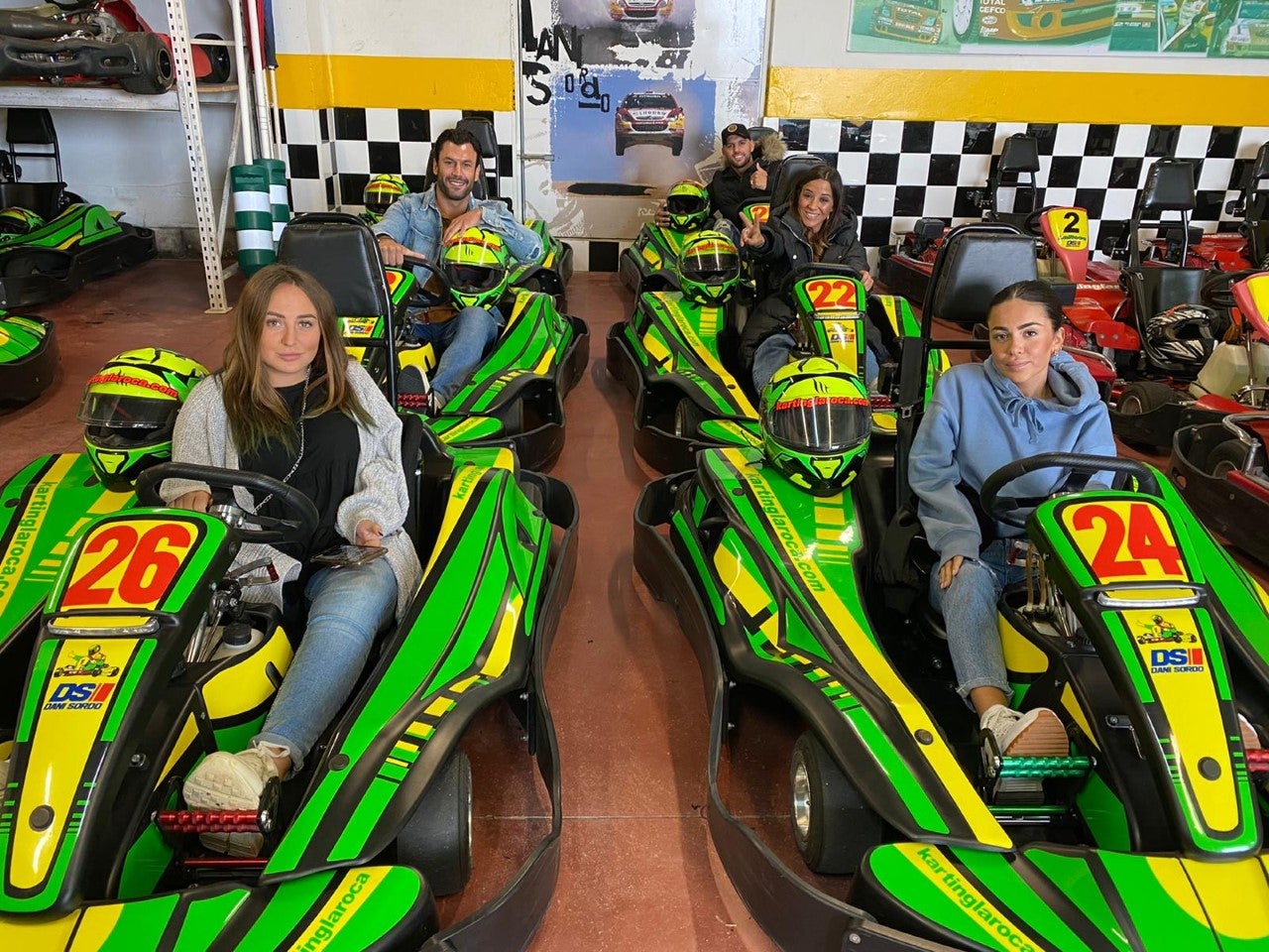 En el circuito de karting 'La Roca', de Dani Sordo, durante la visita de Rocío Flores, Albert Barranco y su chica, así como Jorge y Alicia, su mujer.