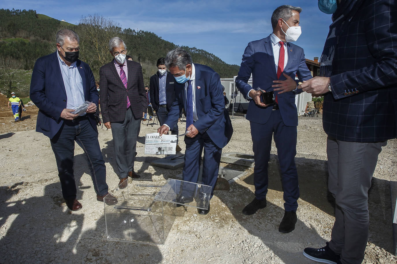 El Gobierno de Cantabria ha iniciado ya las obras de construcción del Centro de Arte Rupestre en Puente Viesgo, que se prevén finalizar en un plazo de 18 meses con un presupuesto de 4 millones de euros. La intención de sus responsables es abrir al público en 2022