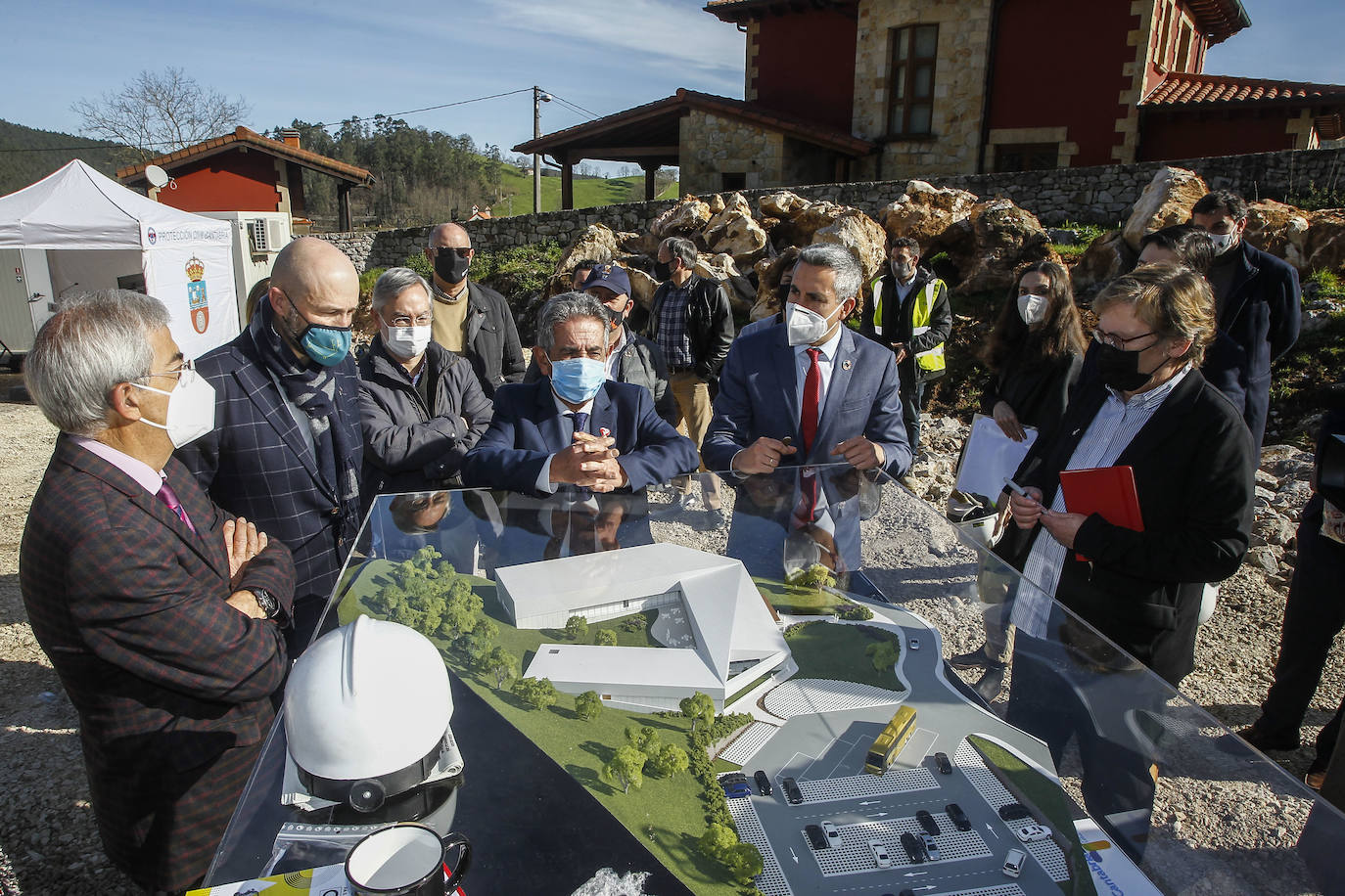 El Gobierno de Cantabria ha iniciado ya las obras de construcción del Centro de Arte Rupestre en Puente Viesgo, que se prevén finalizar en un plazo de 18 meses con un presupuesto de 4 millones de euros. La intención de sus responsables es abrir al público en 2022