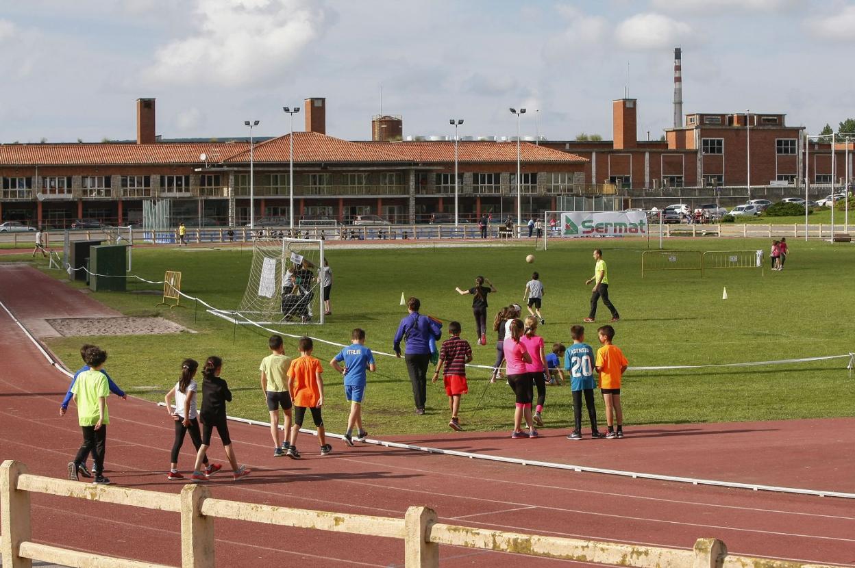 Un grupo de niños practica deporte base en el complejo Óscar Freire.