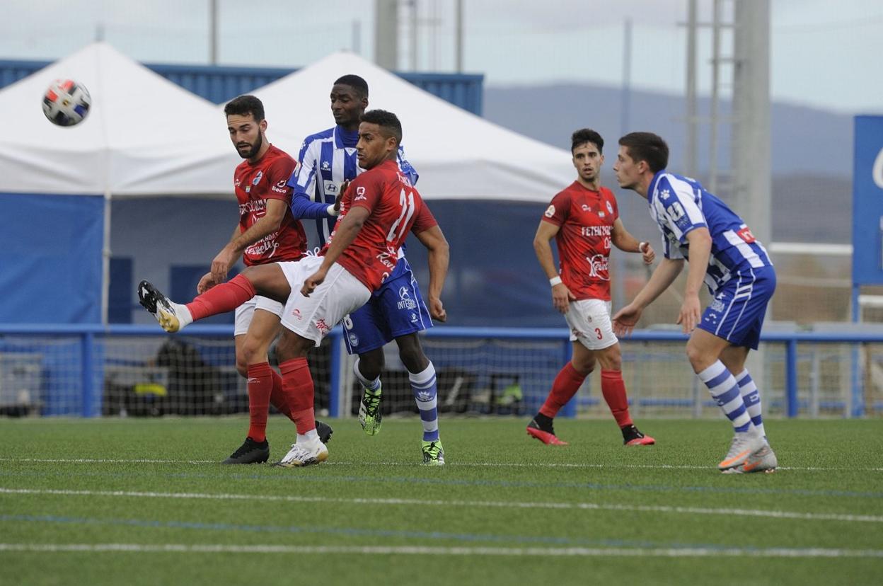 Faouzi despeja el balón en el partido ante el Alavés B.