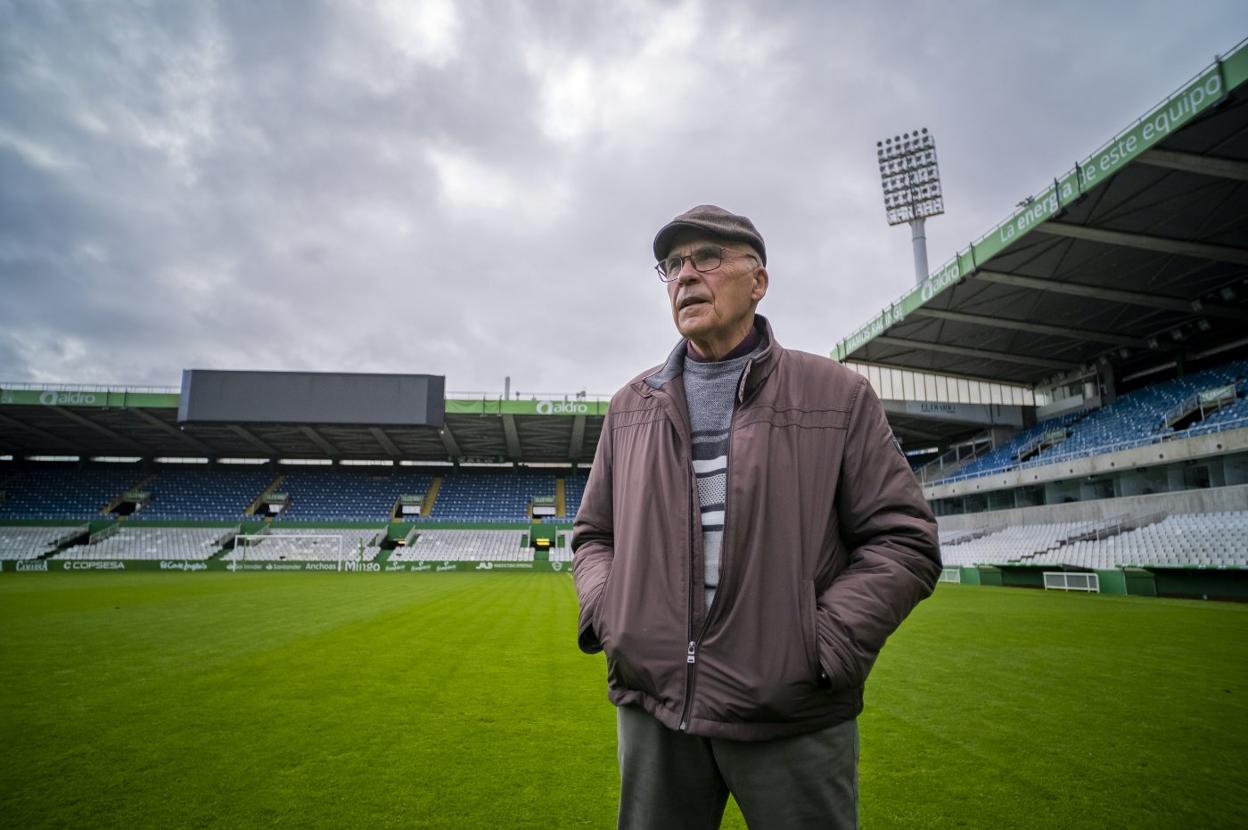 Santiago Gutiérrez Calle camina por El Sardinero. El laredano jugó en los dos equipos y explica lo que significa un derbi. 