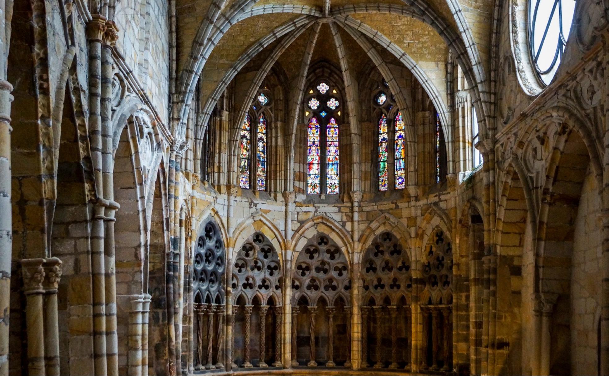 Interior de la iglesia castreña de Santa María.