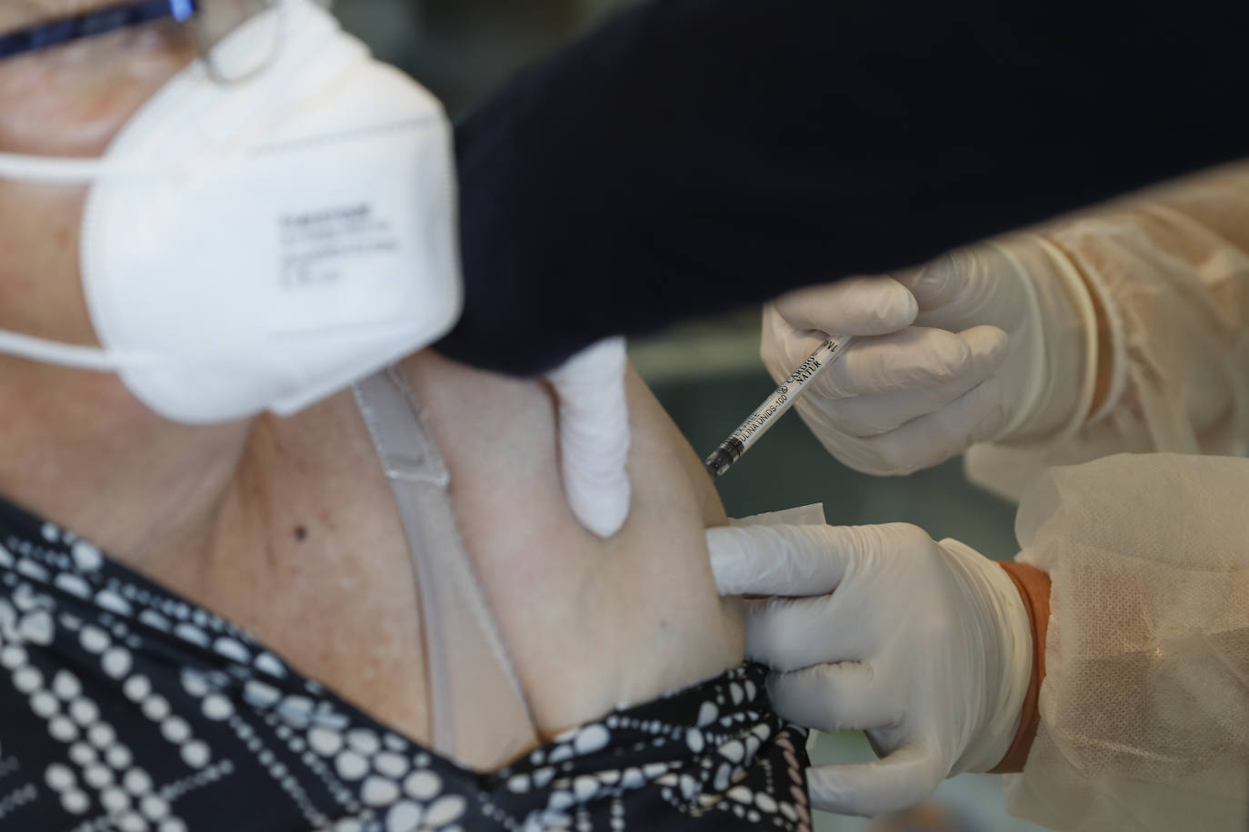 54 pacientes recibieron la primera dosis del inyectable en el ambulatorio de la Avenida de los Castros, en Santander. 