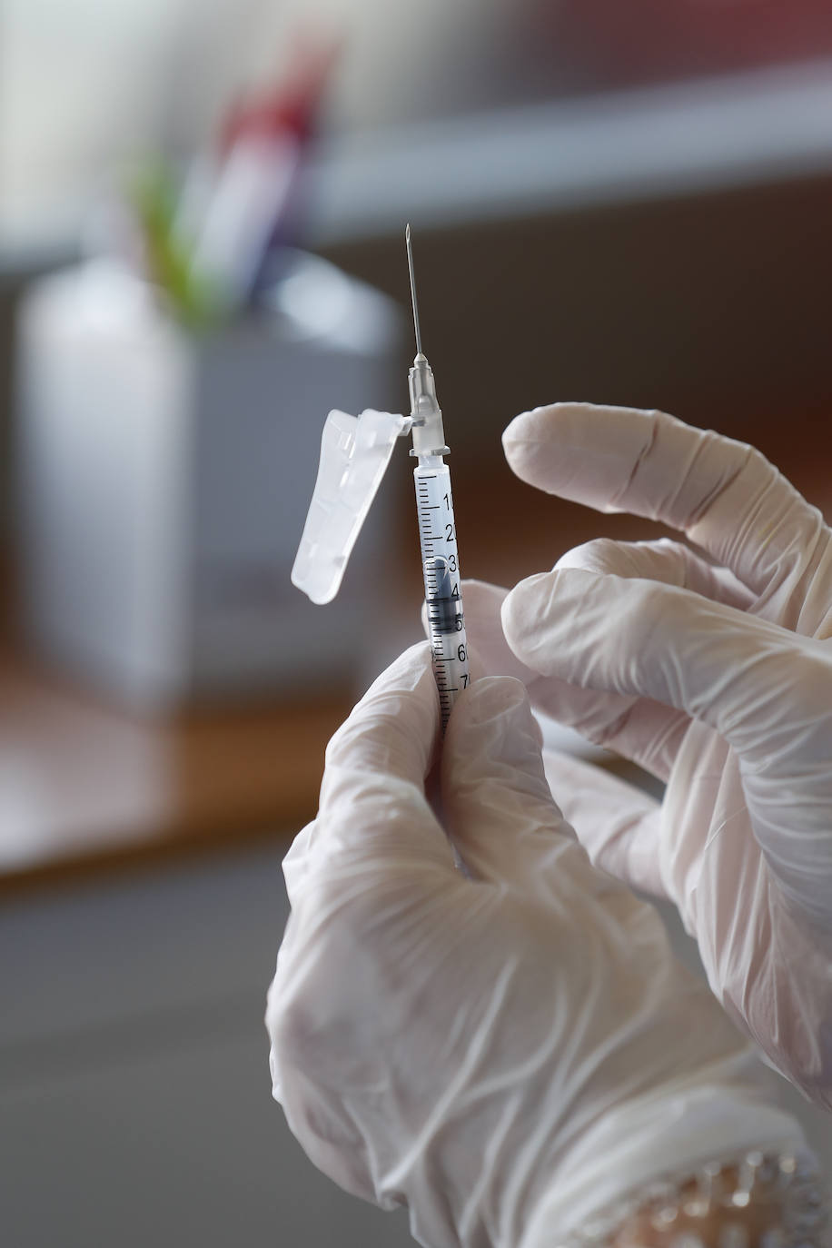 54 pacientes recibieron la primera dosis del inyectable en el ambulatorio de la Avenida de los Castros, en Santander. 