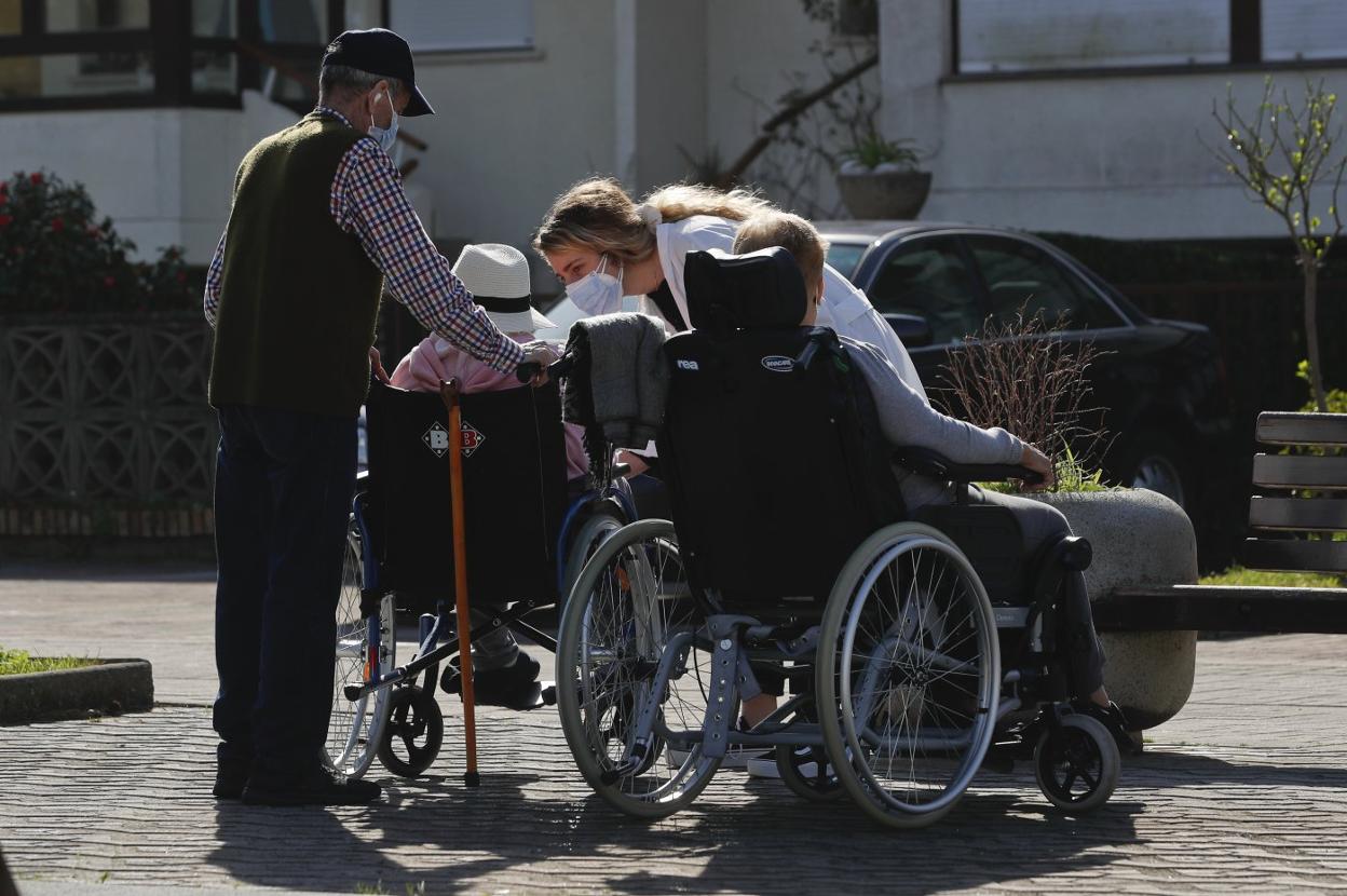 Usuarios de una residencia de mayores de Cantabria, durante una de sus recientes salidas tras recibir la vacuna del covid. 