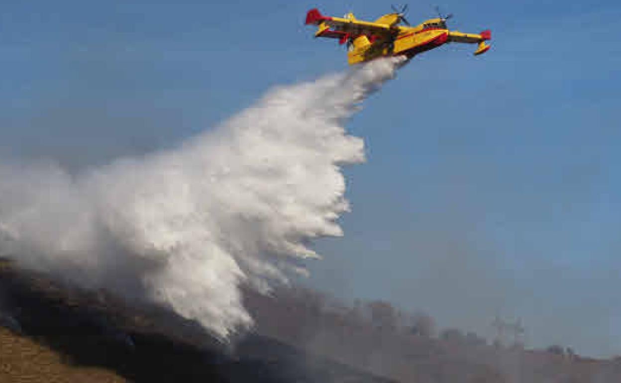 Hidroavión de extinción de incendios actuando en los montes de Silió