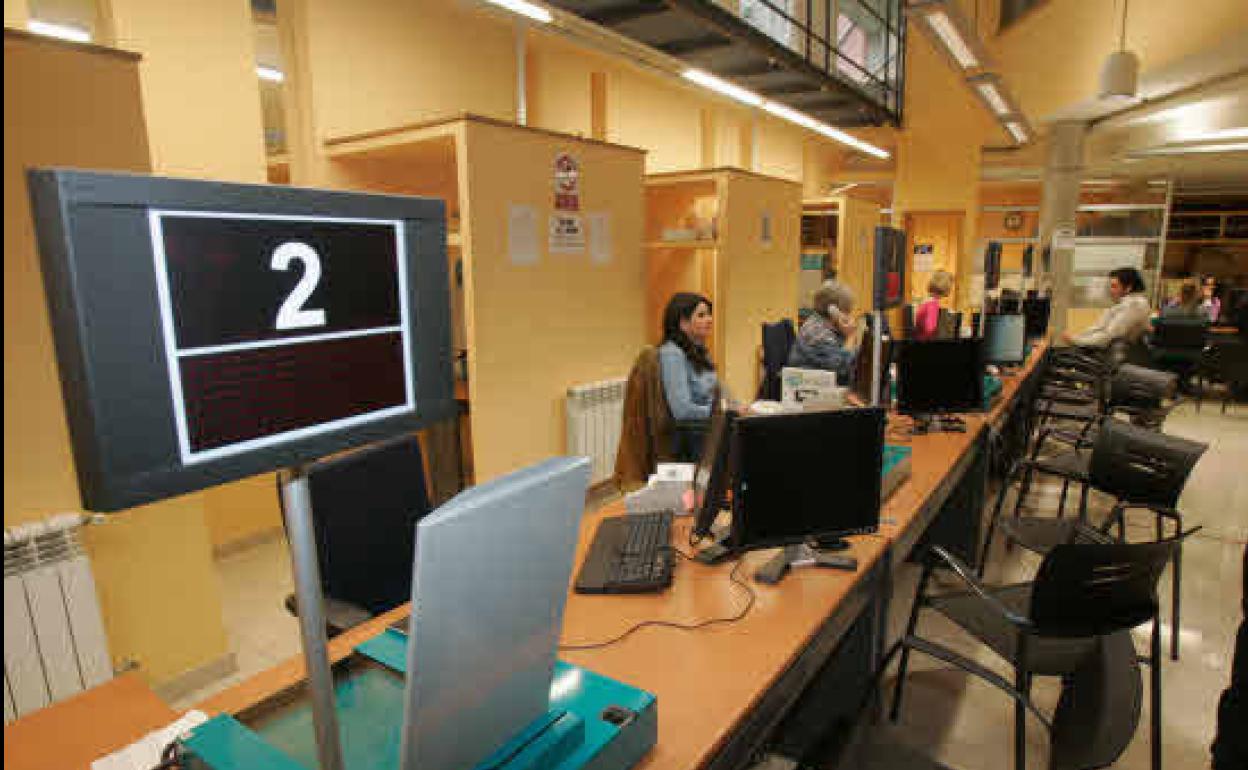 Interior de las oficinas de expedición del Documento Nacional de Identidad, DNI y pasaporte, en Santander, situada en la calle López Dóriga