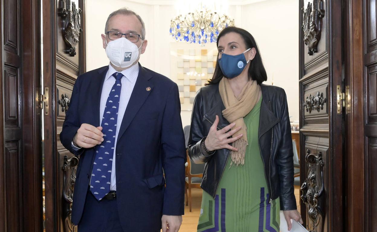 La alcaldesa, Gema Igual, y el rector de la UC, Ángel Pazos, este jueves