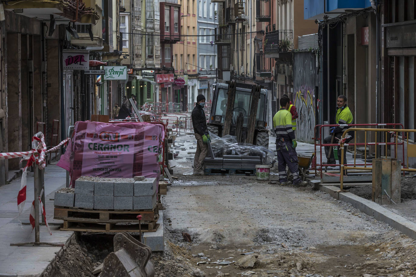La calle San Luis continúa levantada por completo, cortada al tráfico e inmersa en unos trabajos de renovación y semipeatonalización que se alargarán hasta mayo. El fin de obra tendrá dos meses de retraso, pues estaba previsto para marzo