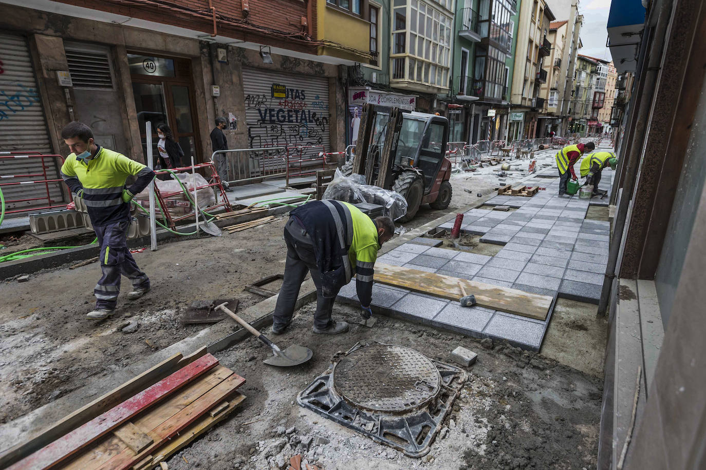 La calle San Luis continúa levantada por completo, cortada al tráfico e inmersa en unos trabajos de renovación y semipeatonalización que se alargarán hasta mayo. El fin de obra tendrá dos meses de retraso, pues estaba previsto para marzo