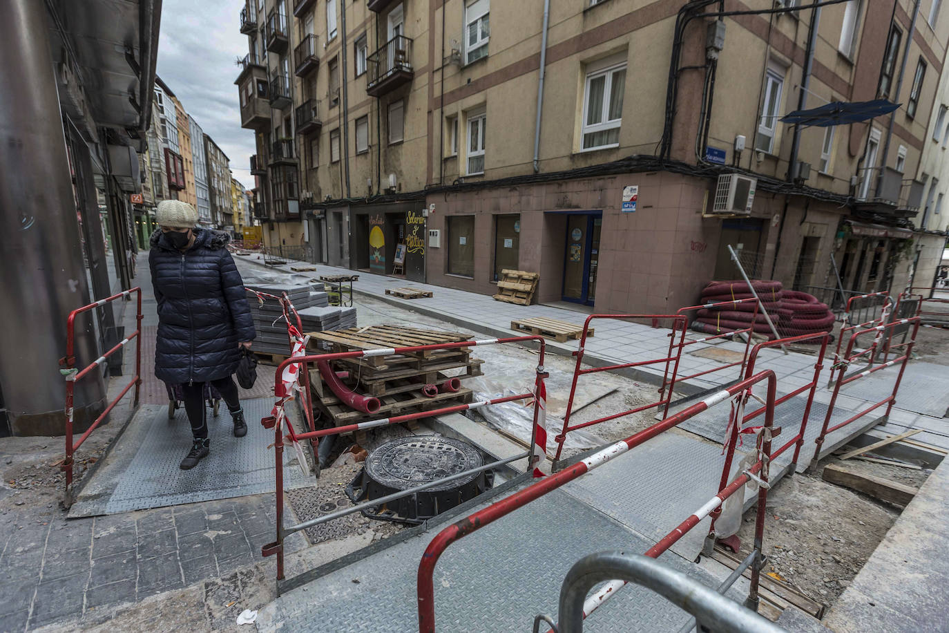 La calle San Luis continúa levantada por completo, cortada al tráfico e inmersa en unos trabajos de renovación y semipeatonalización que se alargarán hasta mayo. El fin de obra tendrá dos meses de retraso, pues estaba previsto para marzo